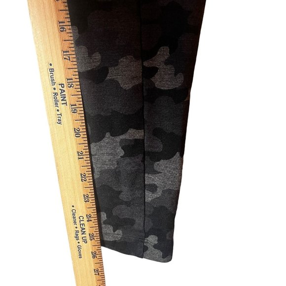 Cabi Camo Side-Seam ATC Pocket Leggings Stretch Black Grey 3931 Size Small - Picture 9 of 9